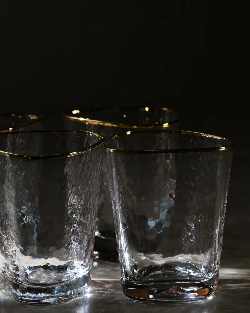 Vasos Bajos Roma de Vidrio Texturizado con Bisel Dorado de 24K - Set de 4 Belaré Home
