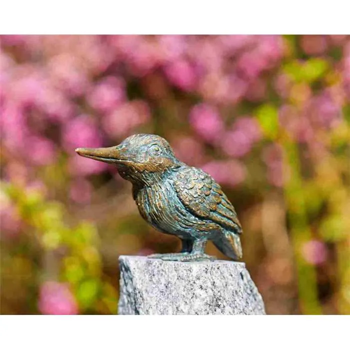 Martín pescador en bronce - Ala cerrada sobre piedra en bronce Rottenecker