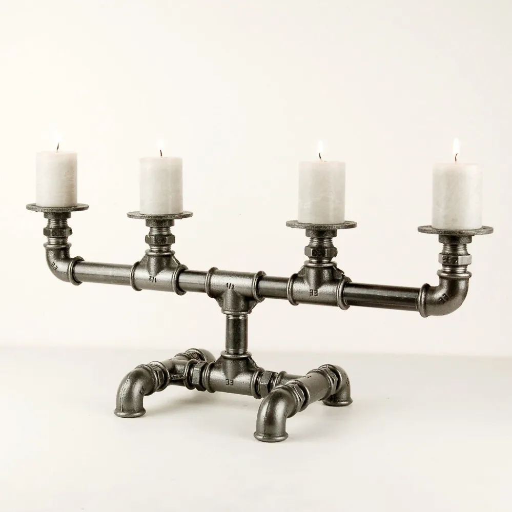 Candelabro con 4 candelabros de hierro fundido. Home Invasion