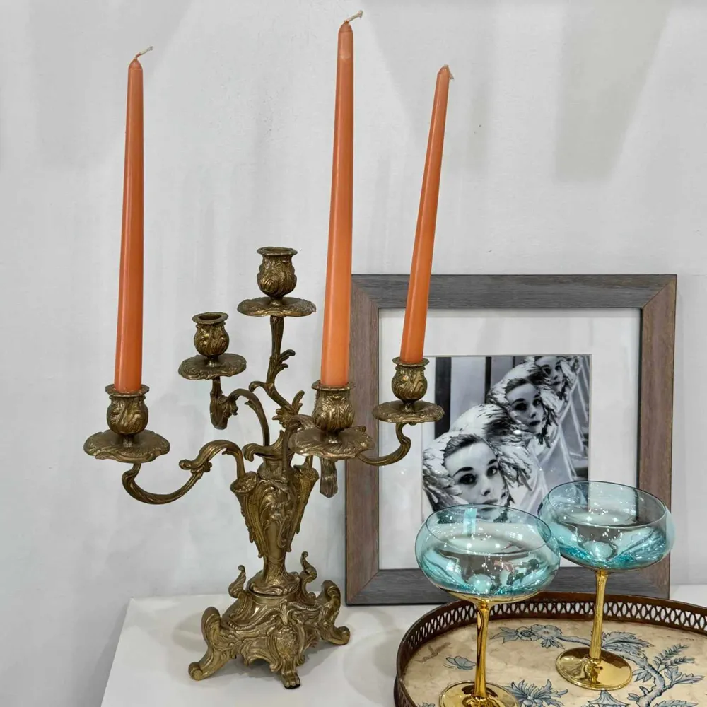 Candelabro antiguo de bronce dorado Curated Home Decor