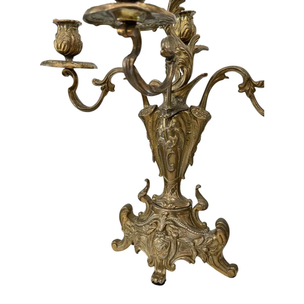 Candelabro antiguo de bronce dorado Curated Home Decor