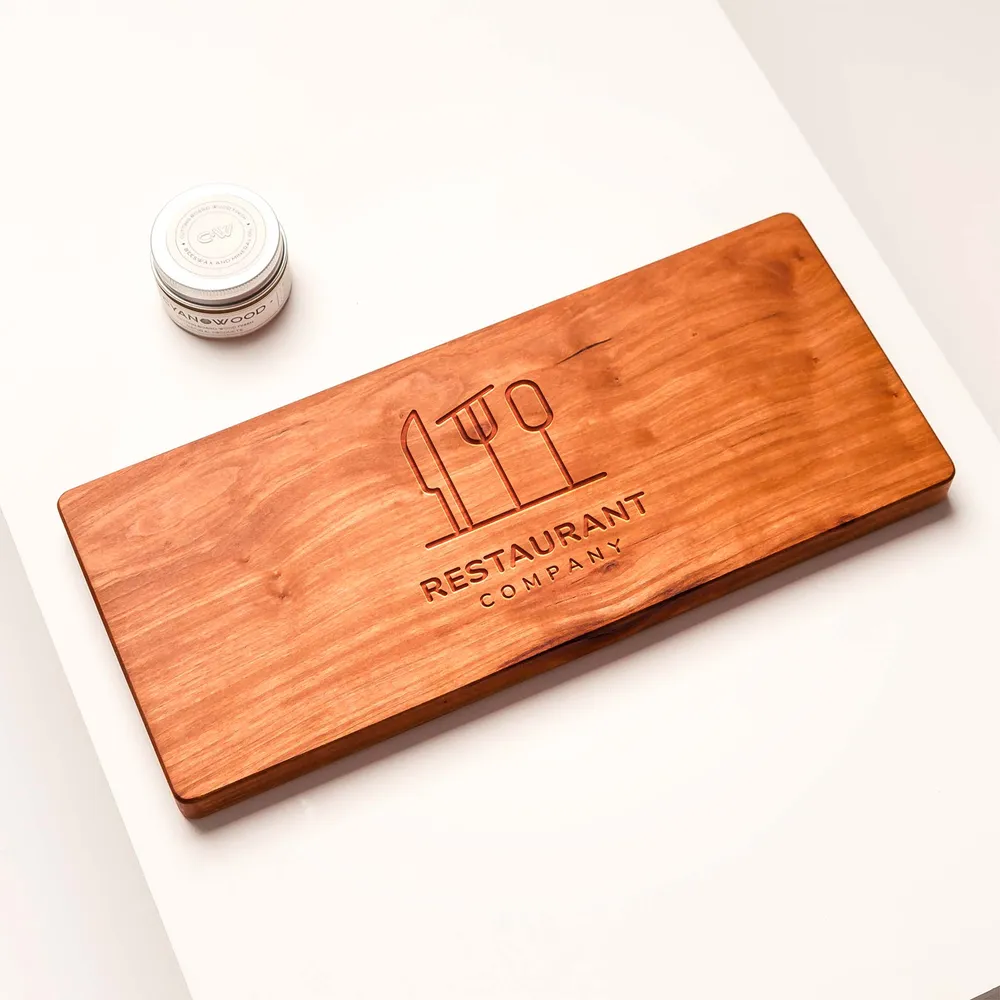 Tabla de Quesos Personalizada en Madera de Cerezo - Grabado de Logo para Restaurante / Bar