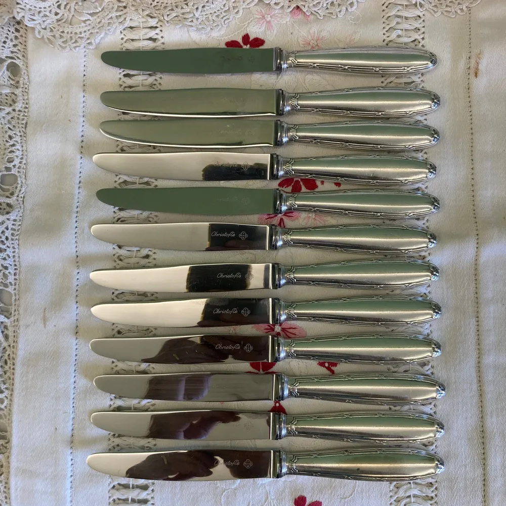 Maison Christofle 12 cuchillos para postre con cintas cruzadas