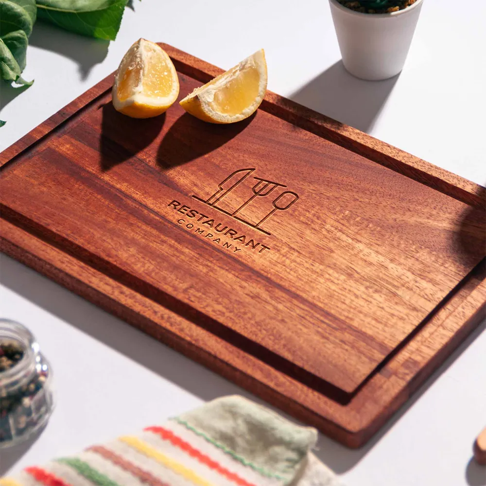 Tabla de caoba con canal para jugos - Rectangular, grabado con logo Restaurante & Bar