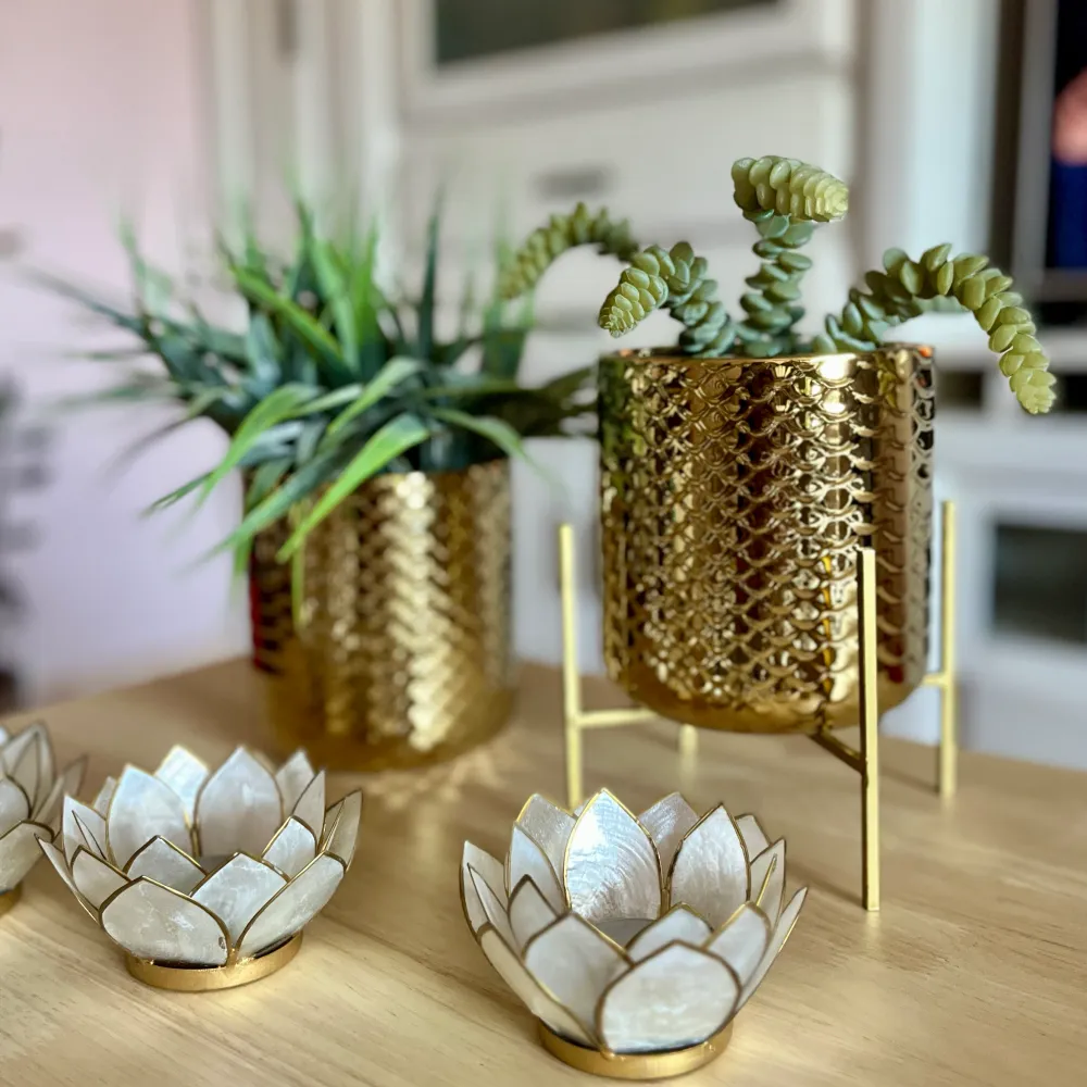 Macetero dorado con pie Petra Decora