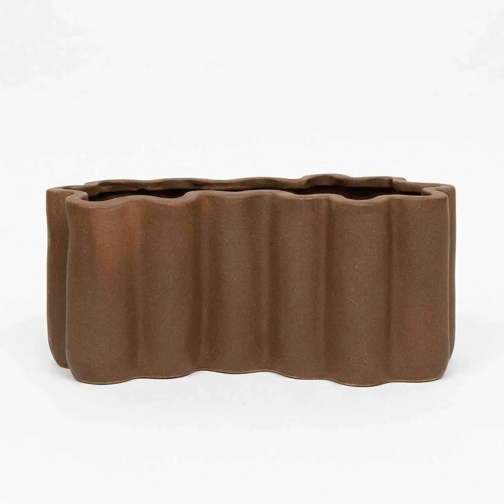 Jardinera esculpida de gres Curated Home Decor