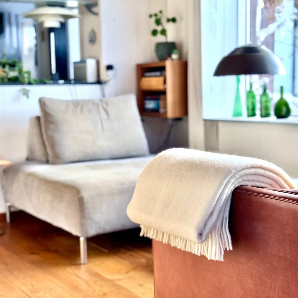 Læsø Plaid® blanco con rayas diagonales, confeccionado en lana virgen 100% pura. Læsø Garnspinderi