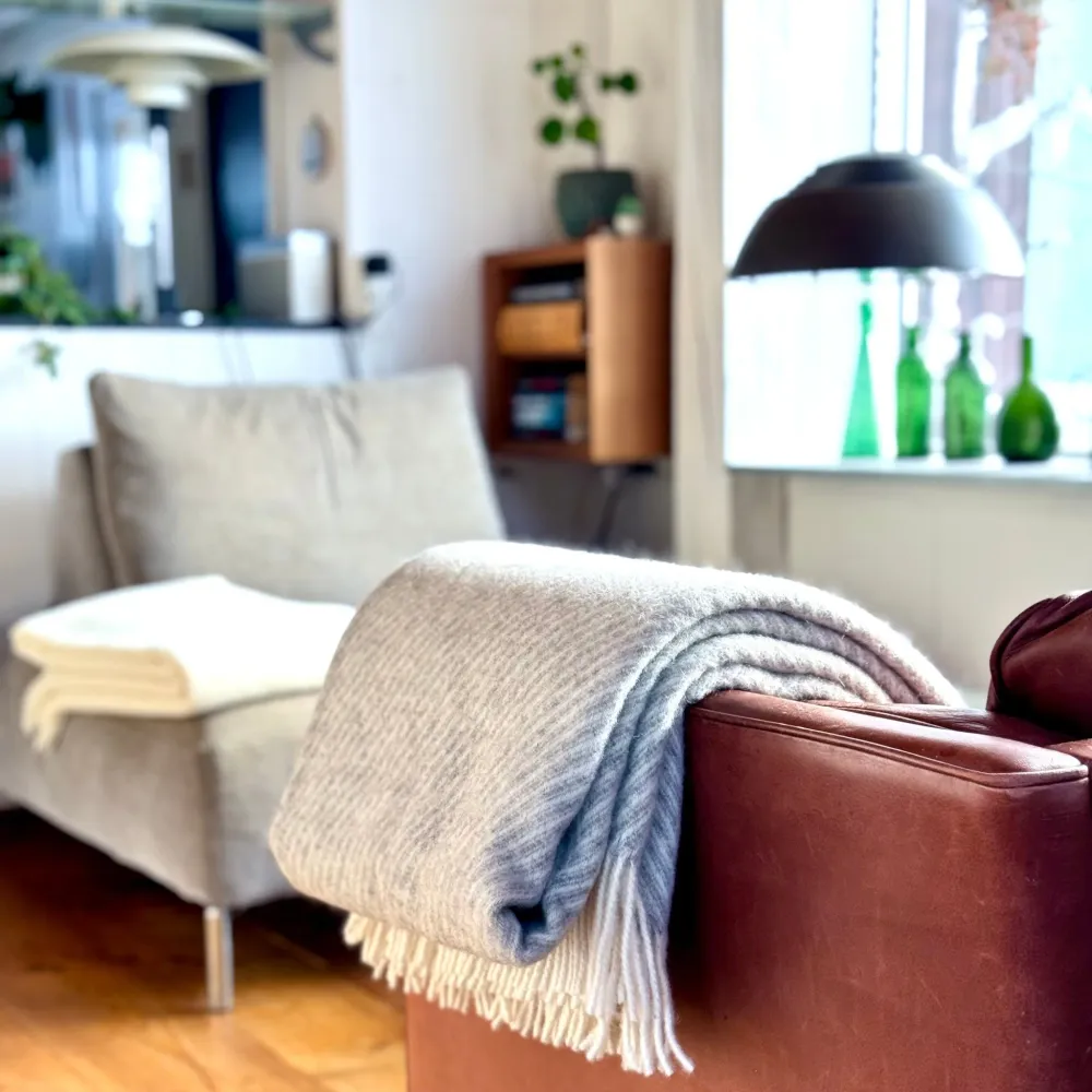 Læsø Plaid® de color gris claro con rayas diagonales, confeccionado en lana virgen 100% pura. Læsø Garnspinderi